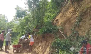 Longsor, Jalan Penghubung Desa di Sumenep Sempat Terganggu