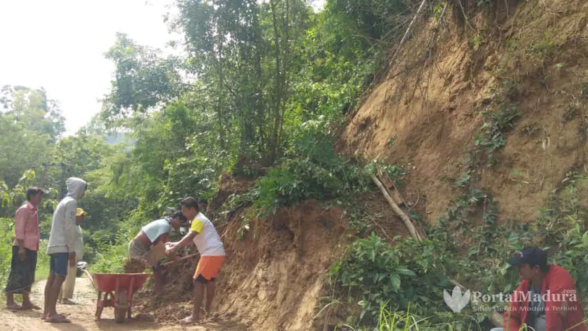 Longsor, Jalan Penghubung Desa di Sumenep Sempat Terganggu