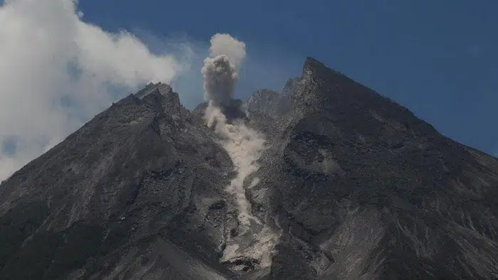 Merapi-Kembali-Keluarkan-Awan-Panas
