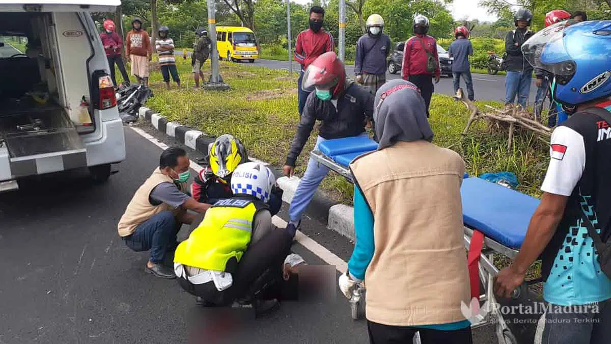 Pemotor Ngantuk, Tabrak Pembatas Jalan di Bangkalan