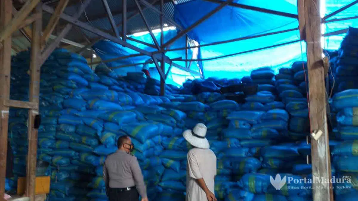 Puting Beliung Sapu Gudang Penyimpanan Garam & Rumah Warga Sumenep