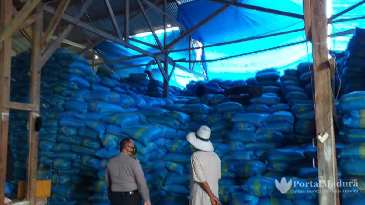 Puting Beliung Sapu Gudang Penyimpanan Garam & Rumah Warga Sumenep