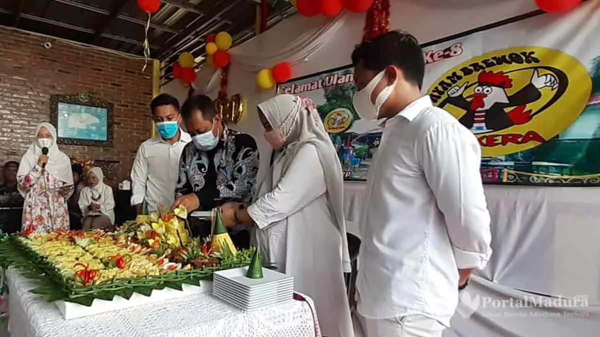 Rayakan Hut Ke-8, Rumah Makan Ayam Brewok Santuni Anak Yatim - Portalmadura.com Rayakan HUT ke-8, Rumah Makan Ayam Brewok Santuni Anak Yatim