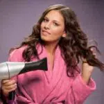 Sering Pakai Hair Dryer? Ini Solusi Agar Rambut Tak Rusak