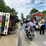 Truk Guling Timpa Tembok Rumah Warga Sampang