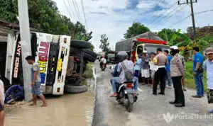 Truk Guling Timpa Tembok Rumah Warga Sampang