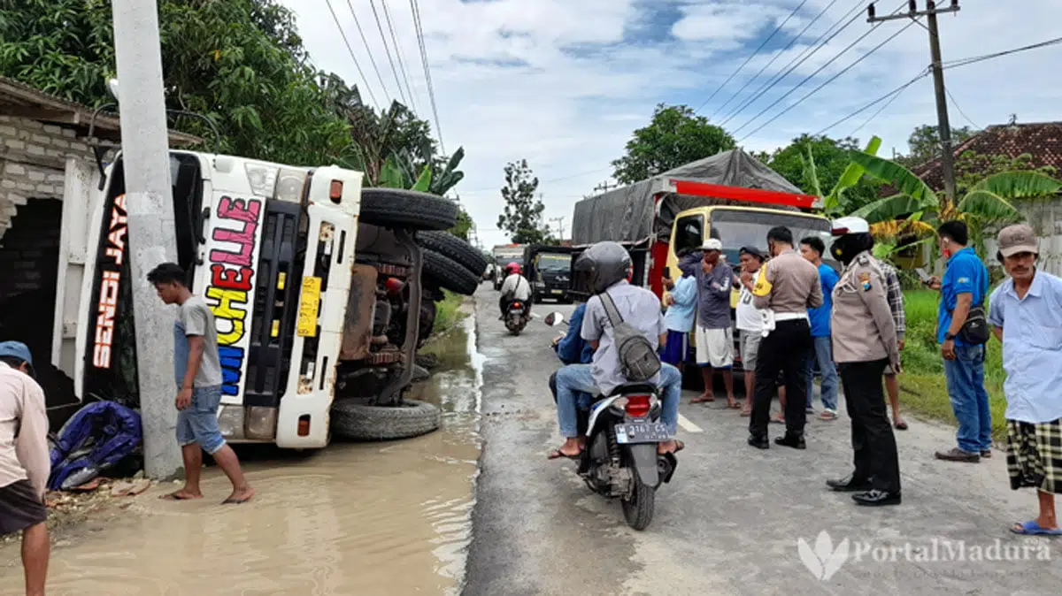 Truk Guling Timpa Tembok Rumah Warga Sampang