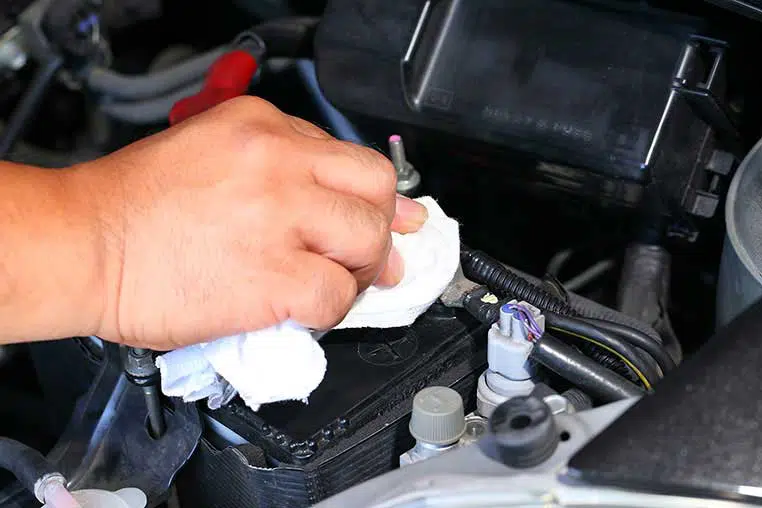 bersihkan terminal aki mobil