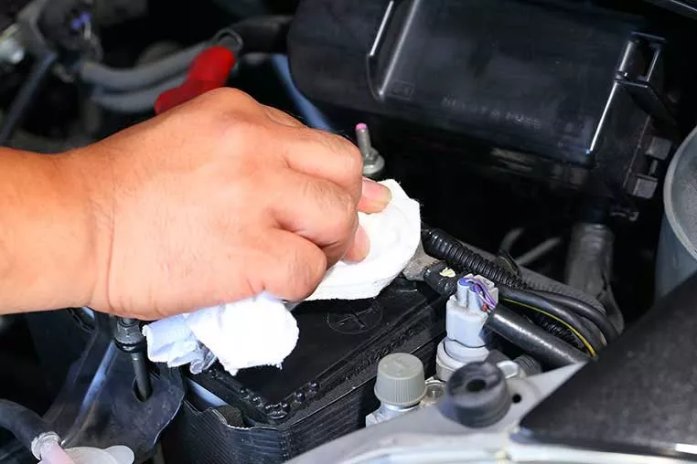Tips Dan Cara Mengganti Aki Mobil Sendiri Di Rumah - Portalmadura.com bersihkan terminal aki mobil