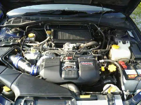 buka kap mobil untuk mengganti aki mobil