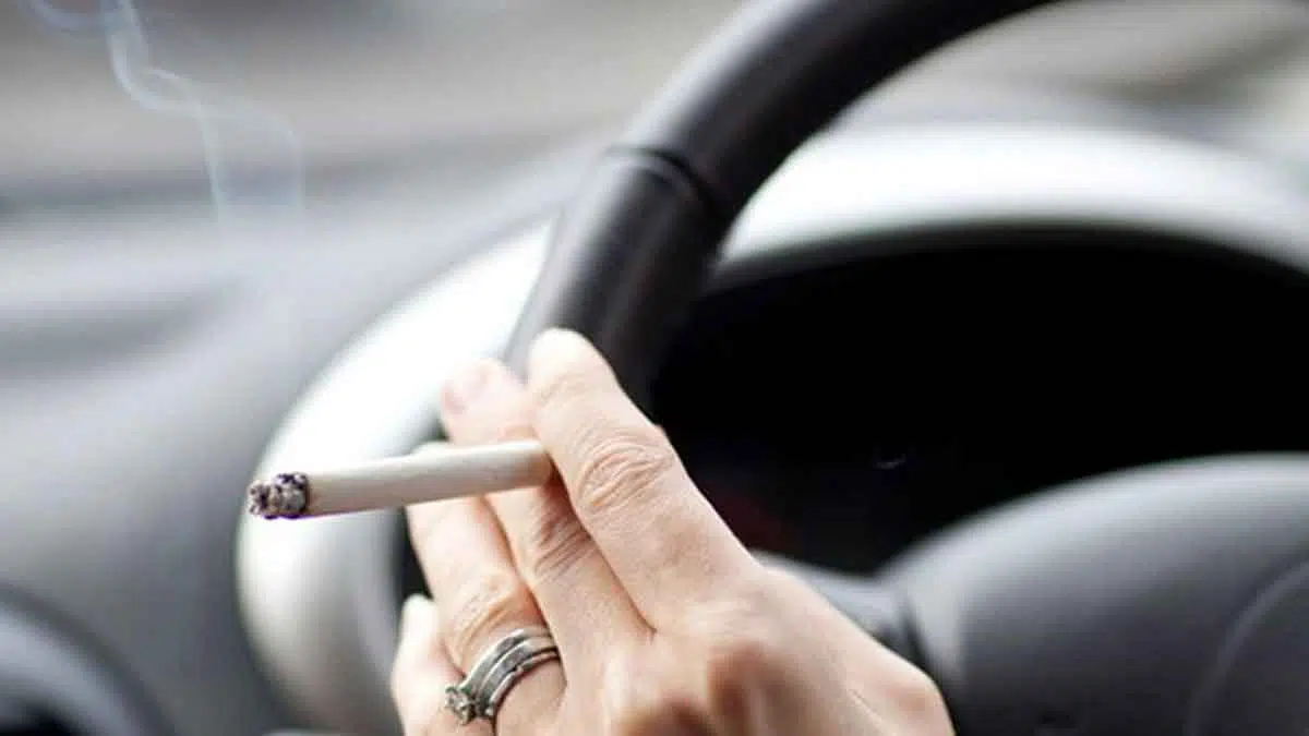 3 Cara Hemat Usir Bau Rokok Dalam Mobil