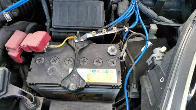 Tips Dan Cara Mengganti Aki Mobil Sendiri Di Rumah - Portalmadura.com lepaskan terminal negatif aki