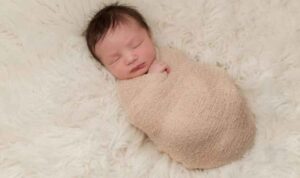 Bayi Sering Kaget Saat Tidur, Atasi dengan 5 Tips Ini