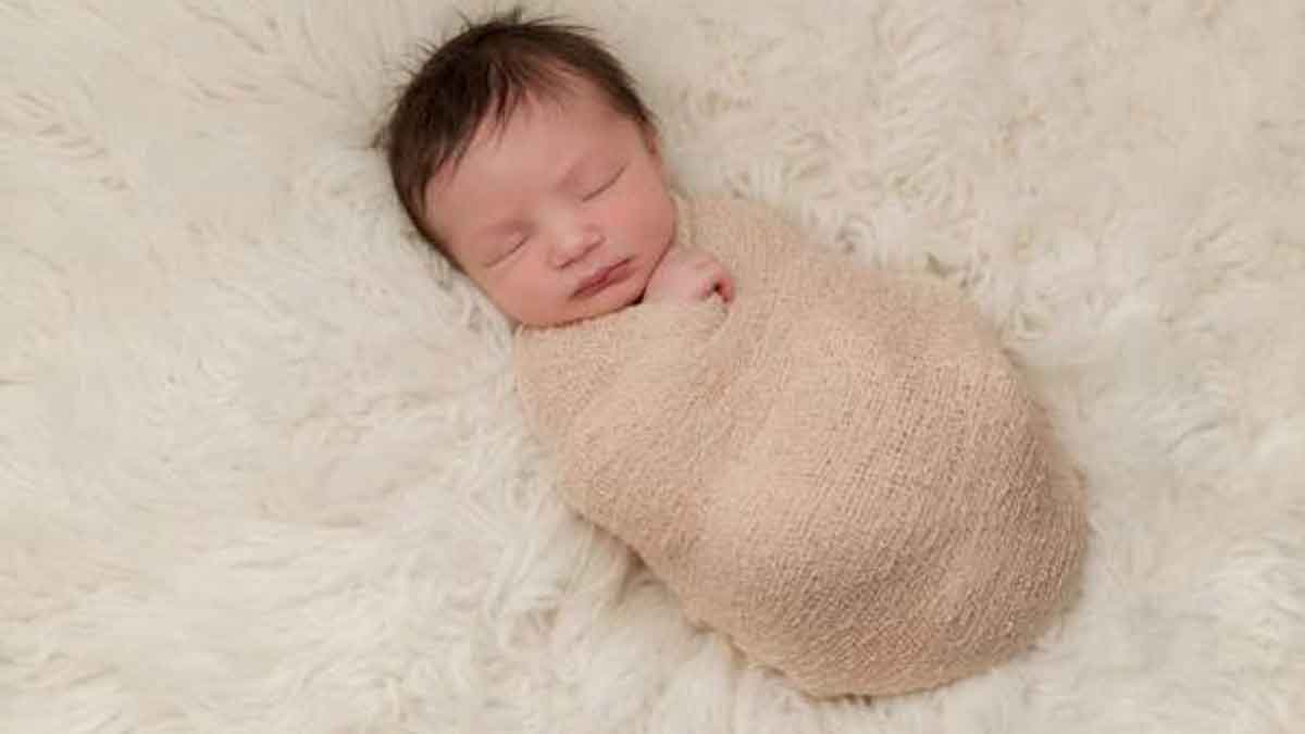 Bayi Sering Kaget Saat Tidur, Atasi dengan 5 Tips Ini