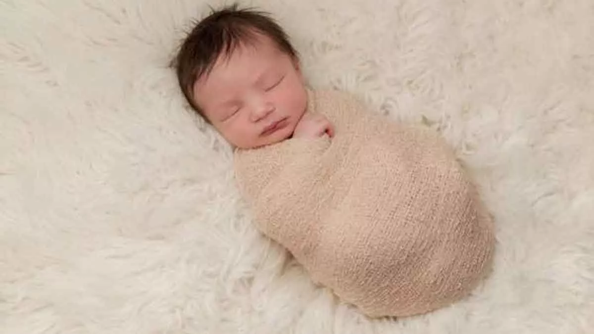 Bayi Sering Kaget Saat Tidur, Atasi dengan 5 Tips Ini