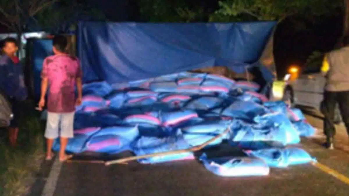 Ban Bocor, Truk Fuso Bermuatan Garam Terguling