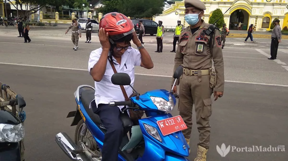 Abai Pakai Masker, Oknum ASN Terjaring Operasi Yustisi Depan Masjid Jamik Sumenep