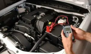 Aki-Mobil-Bau-dan-Panas-Atasi-dengan-3-Cara-Jitu-Ini
