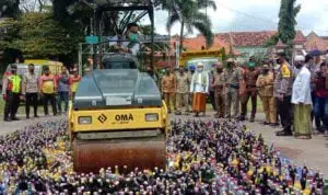 Ra Baddrut Pimpin Langsung Pemusnahan Ribuan Botol Miras
