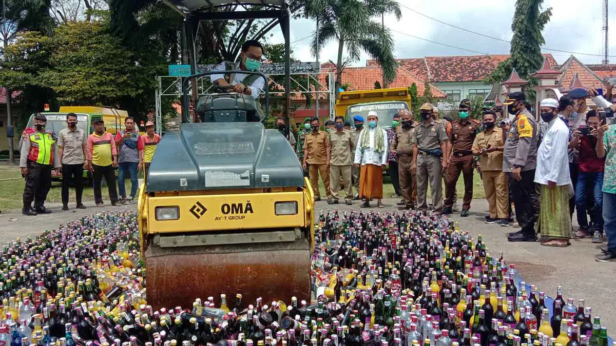 Ra Baddrut Pimpin Langsung Pemusnahan Ribuan Botol Miras