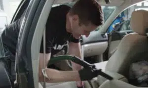 Ingin Hilangkan Bau Amis dalam Kabin Mobil? Lakukan 5 Cara Ini