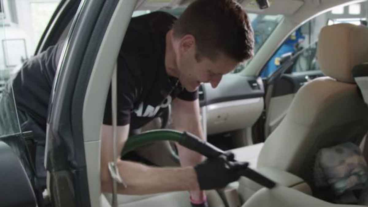 Ingin Hilangkan Bau Amis dalam Kabin Mobil? Lakukan 5 Cara Ini