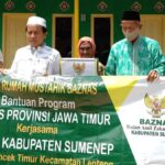 Baznas Menyerahkan Bantuan Bedah Rumah Mustahik di Sumenep