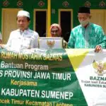 Baznas Menyerahkan Bantuan Bedah Rumah Mustahik di Sumenep