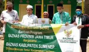 Baznas Menyerahkan Bantuan Bedah Rumah Mustahik di Sumenep