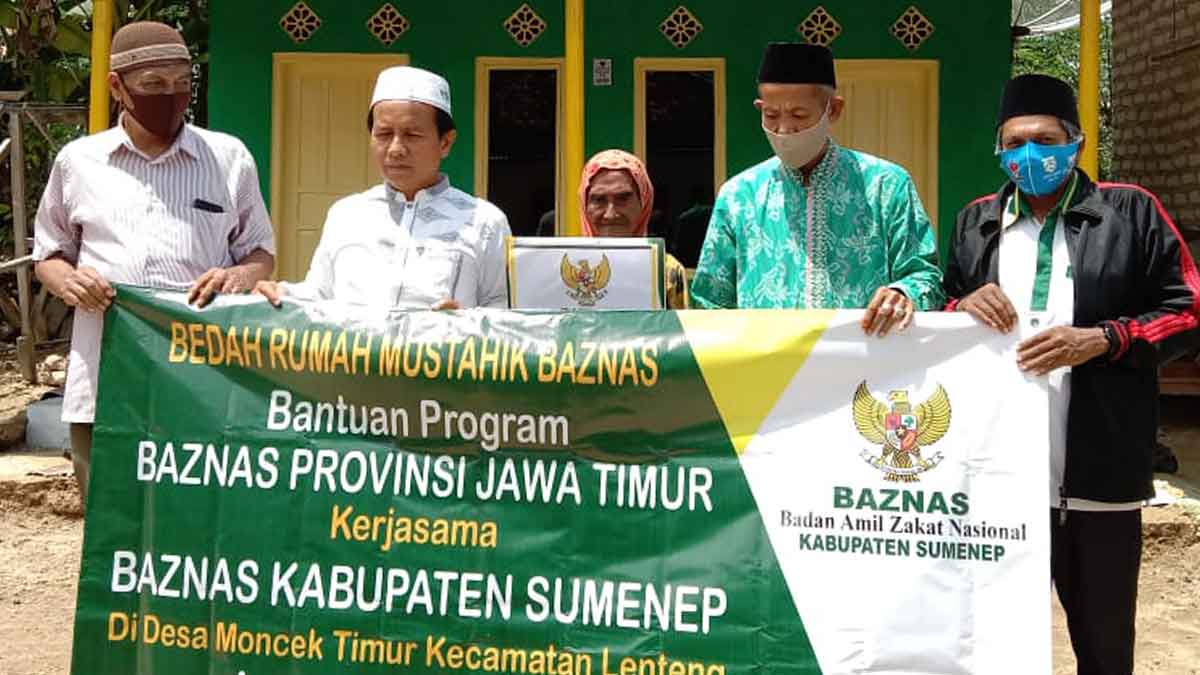 Baznas Menyerahkan Bantuan Bedah Rumah Mustahik di Sumenep