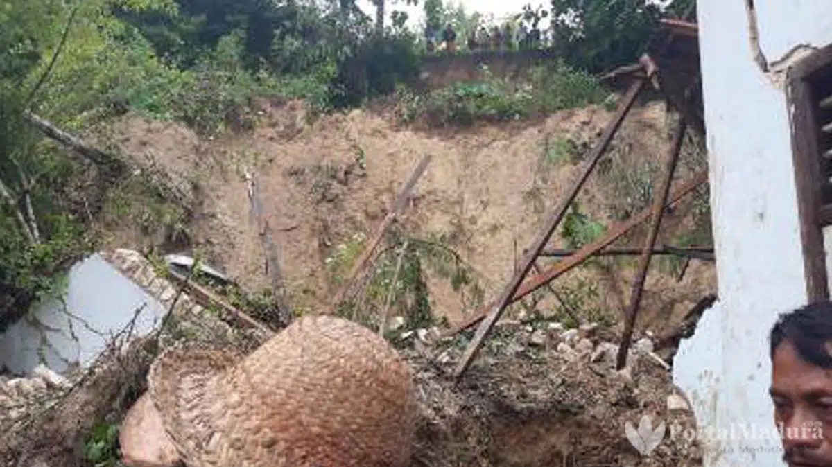 BreakingNews-Bukit-Longsor,-Lima-Santri-Dikabarkan-Meninggal-Dunia