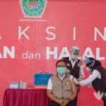 Divaksin Tahap Dua, Bupati Pamekasan Pastikan Vaksin Sinovac Aman dan Halal