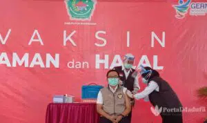 Divaksin Tahap Dua, Bupati Pamekasan Pastikan Vaksin Sinovac Aman dan Halal
