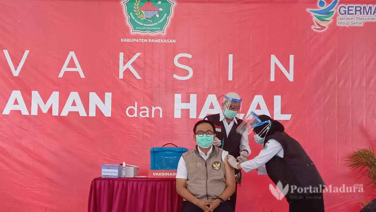 Divaksin Tahap Dua, Bupati Pamekasan Pastikan Vaksin Sinovac Aman dan Halal
