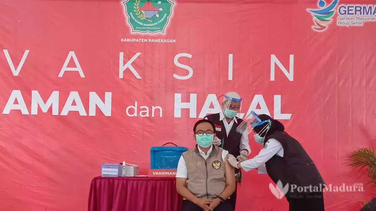 Divaksin Tahap Dua, Bupati Pamekasan Pastikan Vaksin Sinovac Aman dan Halal