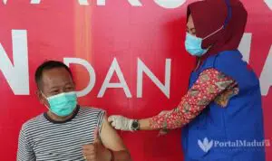Staf Kecamatan Sokobanah Divaksin, Warga Diminta Tak Termakan Hoaks