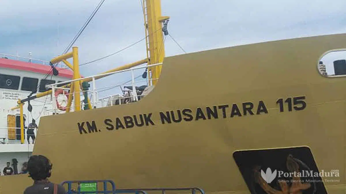 Cuaca Buruk, Calon Penumpang Tujuan Masalembu Tertahan di Pelabuhan Kalianget