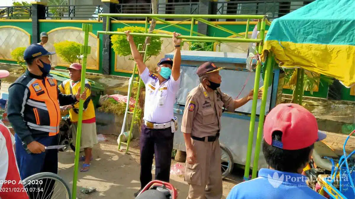 Ganggu Pengguna Jalan, Tenda PKL Dibongkar Paksa