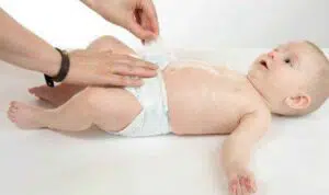 Hati-hati, Begini Cara Mengganti Popok Bayi yang Baik dan Benar