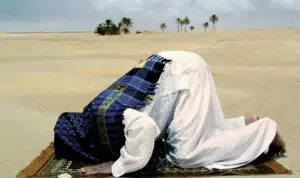 Hukum-Tahan-Kentut-Saat-Salat,-Apakah-Membatalkan