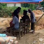 Warga Sampang Perbaiki Jalan Ambles Secara Swadaya