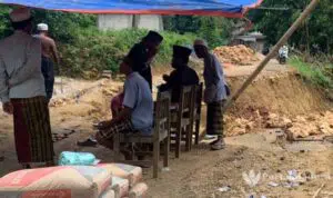 Warga Sampang Perbaiki Jalan Ambles Secara Swadaya
