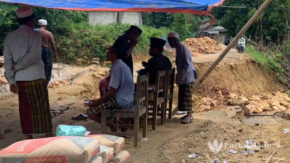 Warga Sampang Perbaiki Jalan Ambles Secara Swadaya