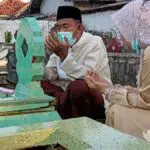 Jelang Pelantikan, Bupati Sumenep Terpilih Nyekar ke Makam Kedua Orang Tuanya