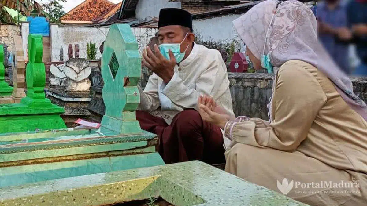 Jelang Pelantikan, Bupati Sumenep Terpilih Nyekar ke Makam Kedua Orang Tuanya
