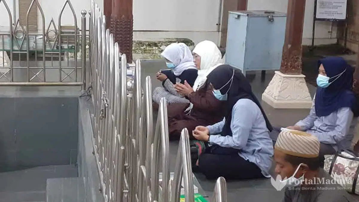 Jelang Pelantikan, Wabup Sumenep Terpilih Nyekar ke Makam Wali Songo