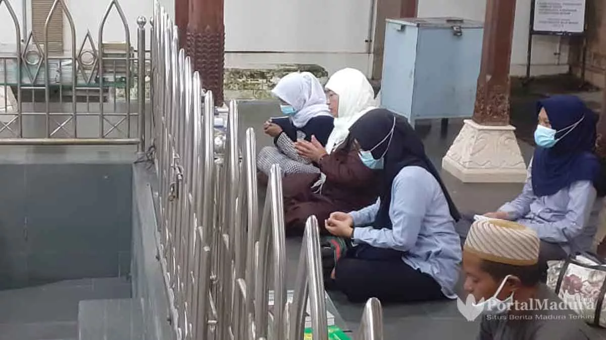 Jelang Pelantikan, Wabup Sumenep Terpilih Nyekar ke Makam Wali Songo