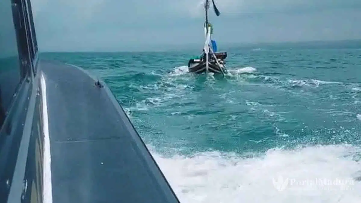 KM Berhazil II Digulung Ombak 3 Meter, Tiga Nelayan Hilang 14 Selamat