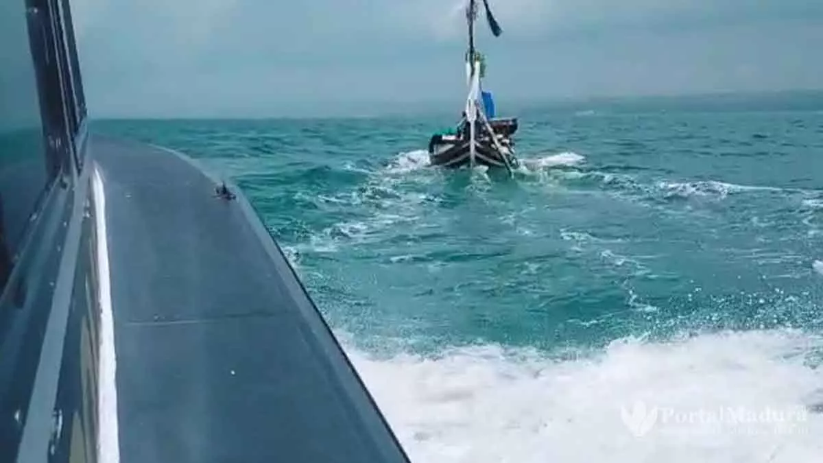 KM Berhazil II Digulung Ombak 3 Meter, Tiga Nelayan Hilang 14 Selamat