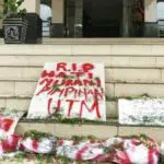 Mahasiswa UTM Bawa “Pocong” dan Tabur Bunga di Depan Gedung Rektorat